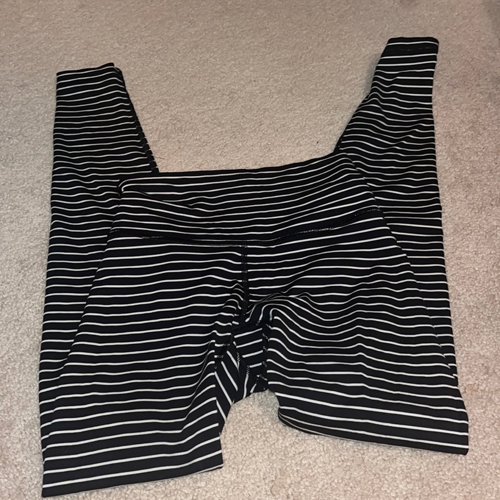 Lululemon Wunder Under black and white striped leggings size 4